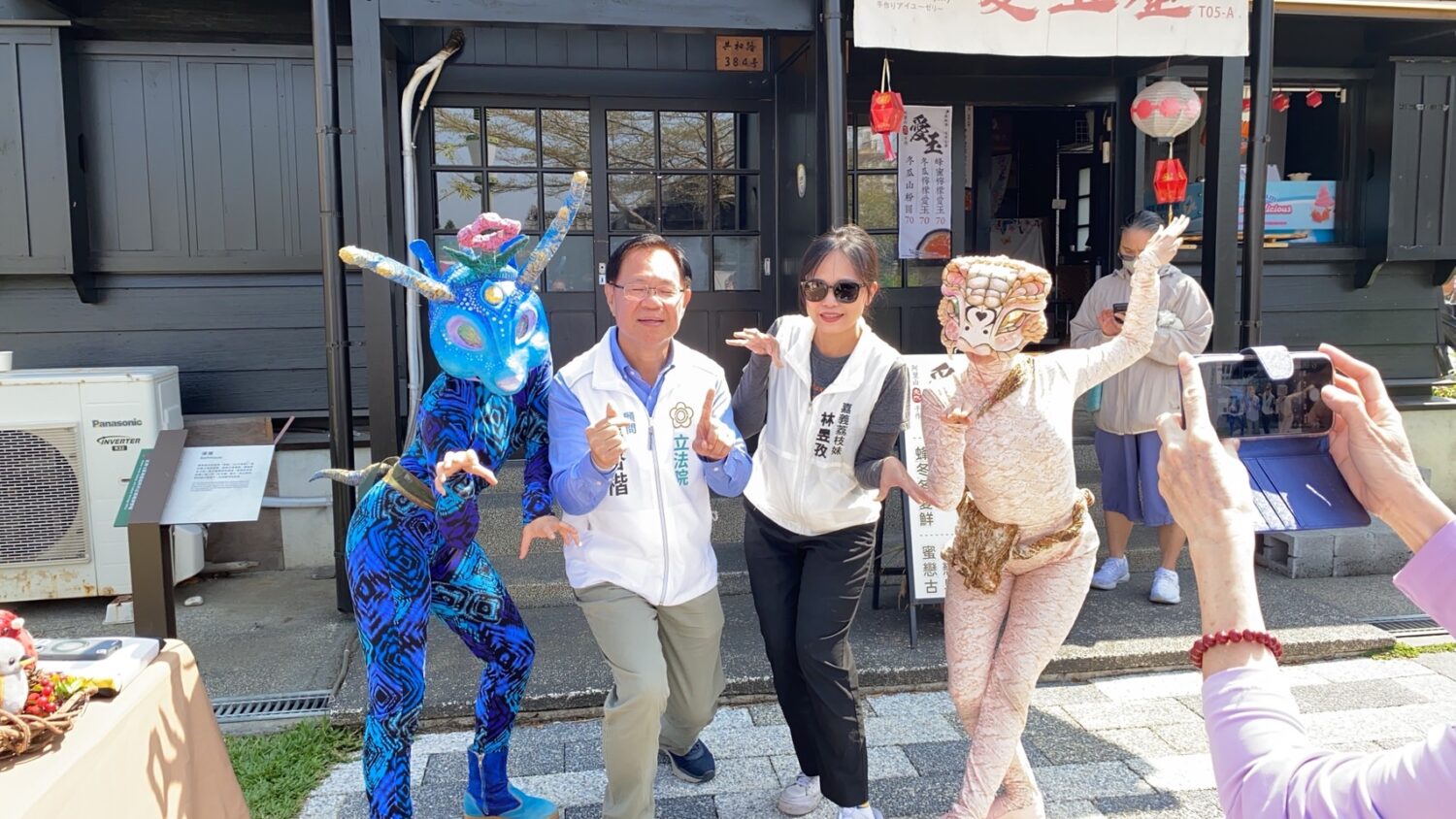 「阿里山櫻花季」3月10日登場 張啓楷邀民眾賞櫻搭小火車 張啓楷(左2)、民眾黨東區市議員候選人林昱孜(荔枝妹;右2)和現場演出的光鍊劇團部分成員合照。(記者包克明 攝)