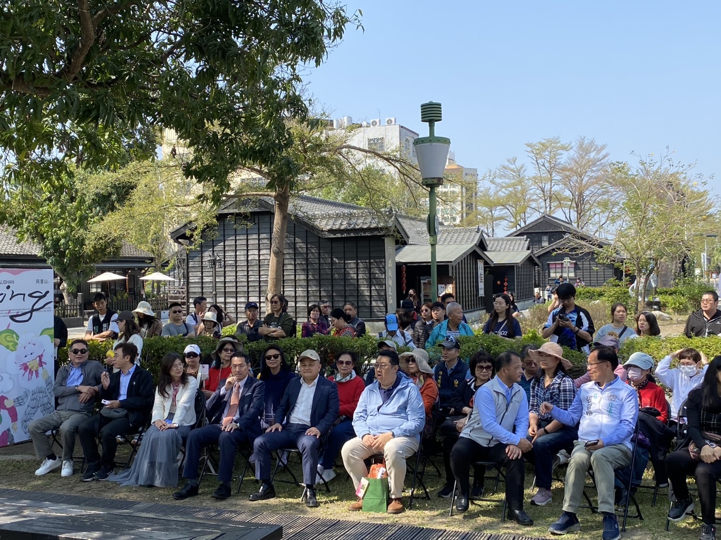 「阿里山櫻花季」3月10日登場 張啓楷邀民眾賞櫻搭小火車 張啓楷和農業部林業及自然保育署嘉義分署長李定忠(右2)互動密切。(記者包克明 攝)