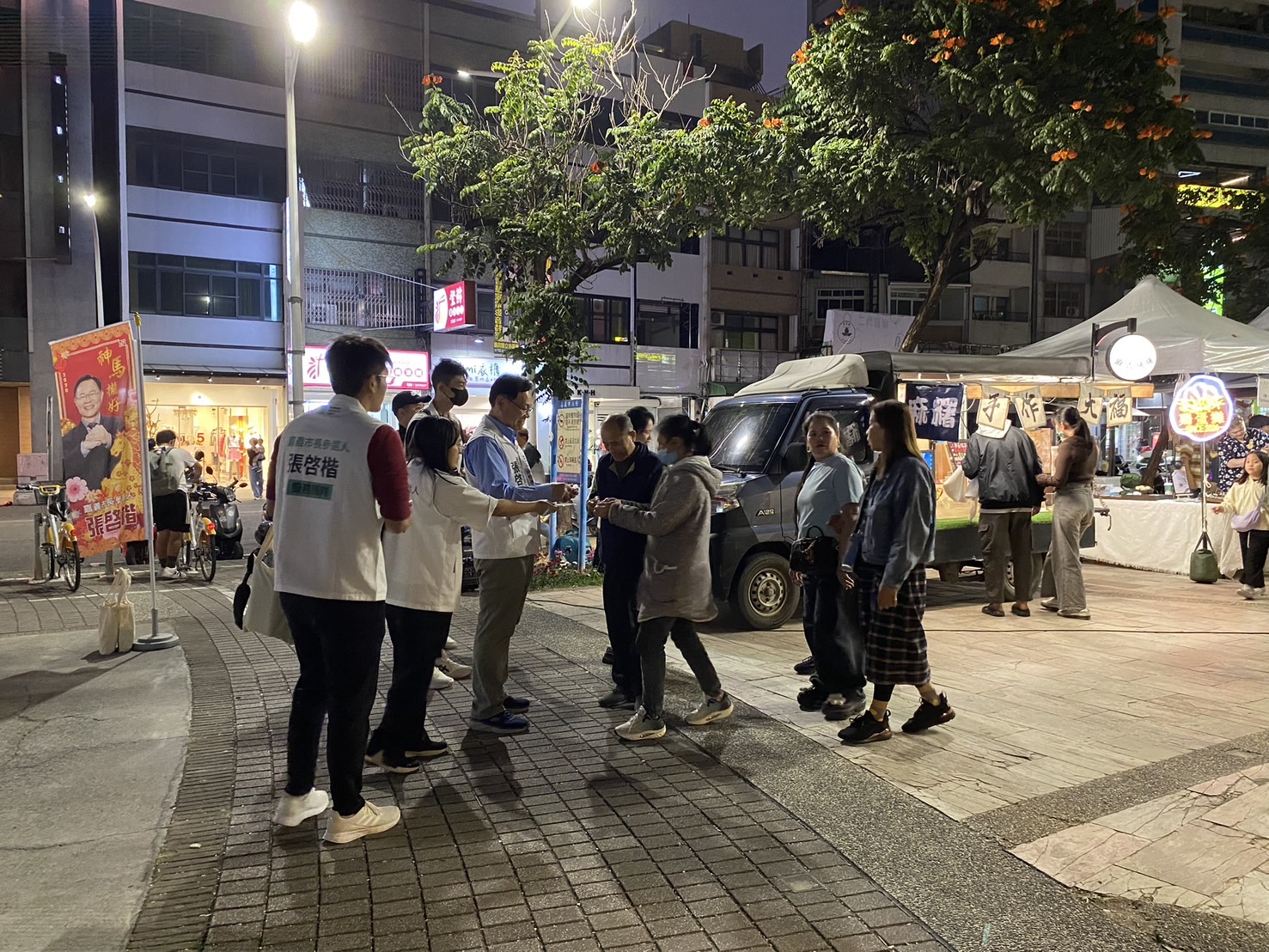 嘉義市長選戰升溫!張啓楷行程滿檔暖身民調 東區聯合服務處婦女節揭牌 張啓楷提出如何幫助嘉義市的年輕人,尤其是因為工作關係北漂、南漂離開嘉義市的青年返鄉生根的市政規畫。(記者 包克明攝)