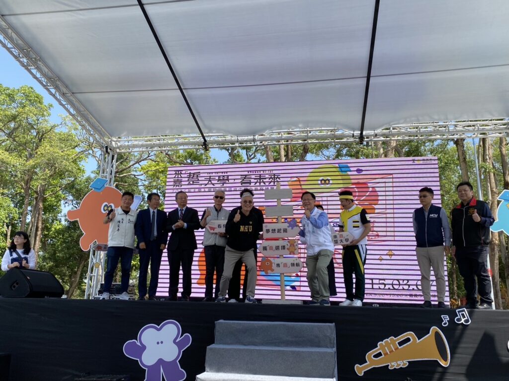 學測後升學關鍵時刻 嘉義「教育博覽會」70校設攤張啓楷到場關心 學測後升學關鍵時刻 嘉義「教育博覽會」70校設攤張啓楷到場關心