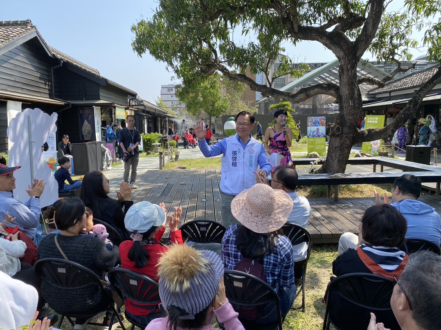 「阿里山櫻花季」3月10日登場 張啓楷邀民眾賞櫻搭小火車 張啓楷建議遊客也可以搭乘阿里山林業鐵路的蒸氣火車與小火車,一邊欣賞山林景致,一邊輕鬆前往賞櫻景點。(記者包克明 攝)
