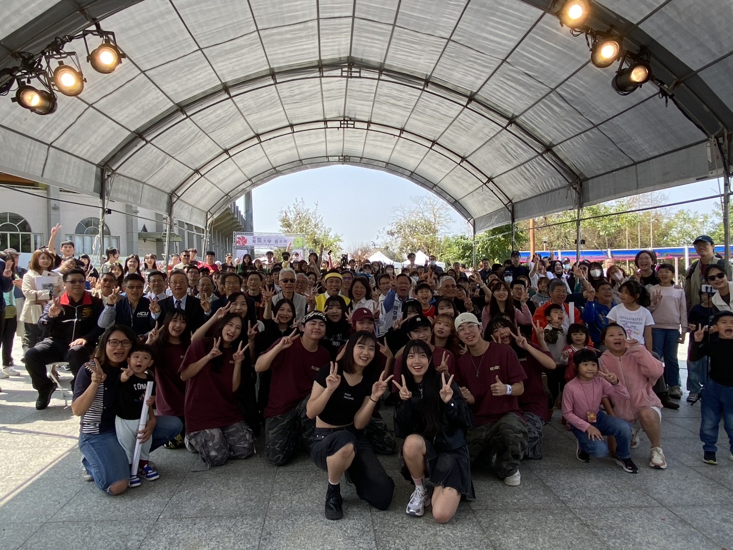 學測後升學關鍵時刻 嘉義「教育博覽會」70校設攤張啓楷到場關心 嘉義市長黃敏惠與張啓楷和現場所有校長、貴賓、學生大合照。(記者 包克明攝)