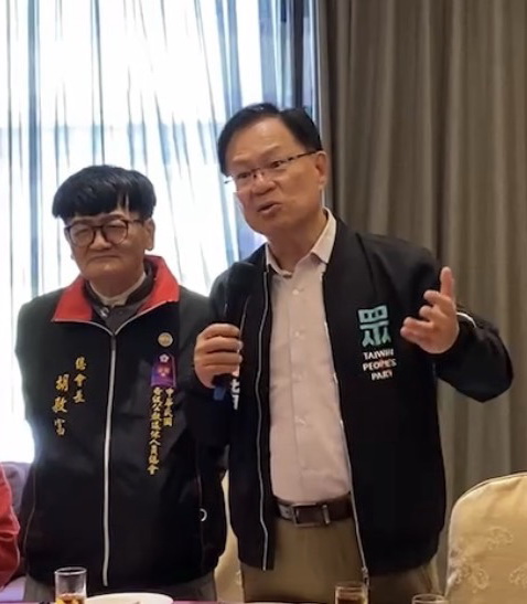 翁壽良獲國民黨徵召參選 張啓楷:全力爭取成為「藍白共推」嘉義市長候選人 中華民國各級公教退休人員總會總會長胡敦富(左)發表公開信,率先表態「唯一支持」嘉義市長參選人張啓楷(右)。(圖/記者翻攝)