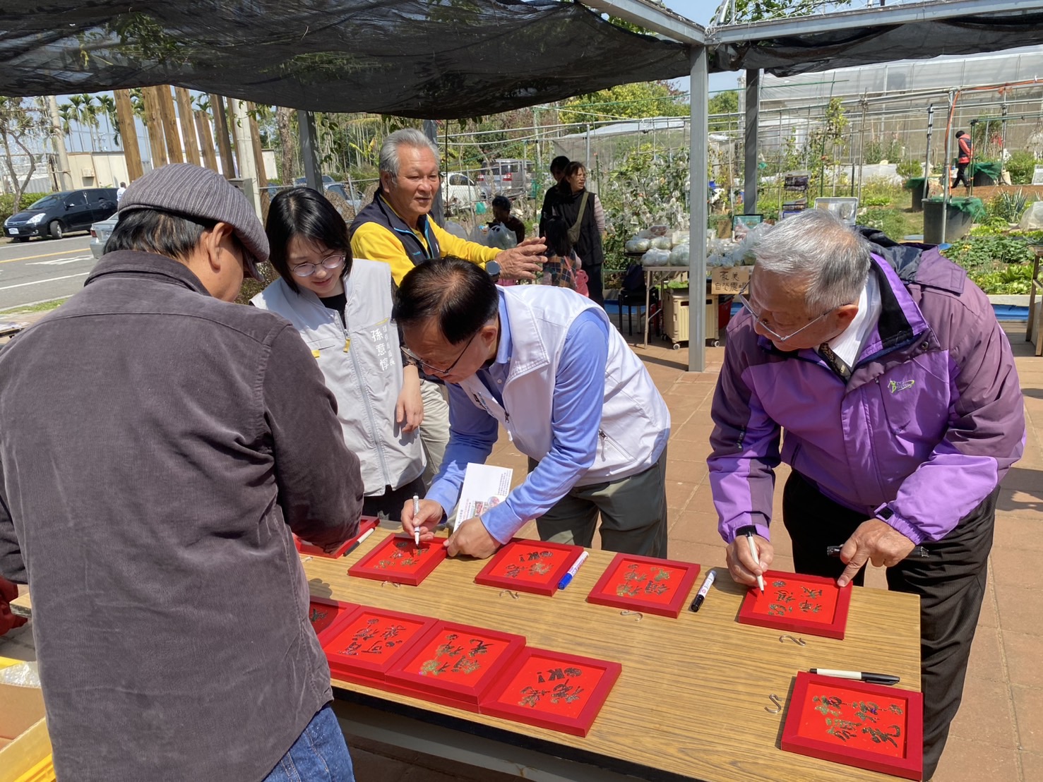 張啓楷出席「窯藝風華成果展」 參觀長竹里社區綠化打造有機農園典範 張啓楷簽名。(圖/記者 包克明攝)