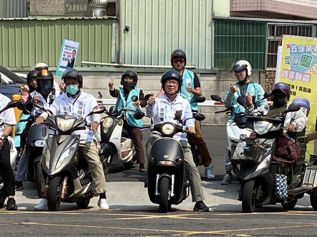 「藍白合」民調初選白熱化!張啓楷清晨站路口、掃市場拚出線 蔡壁如陪同衝刺支持度 「藍白合」民調初選白熱化!張啓楷清晨站路口、掃市場拚出線 蔡壁如陪同衝刺支持度