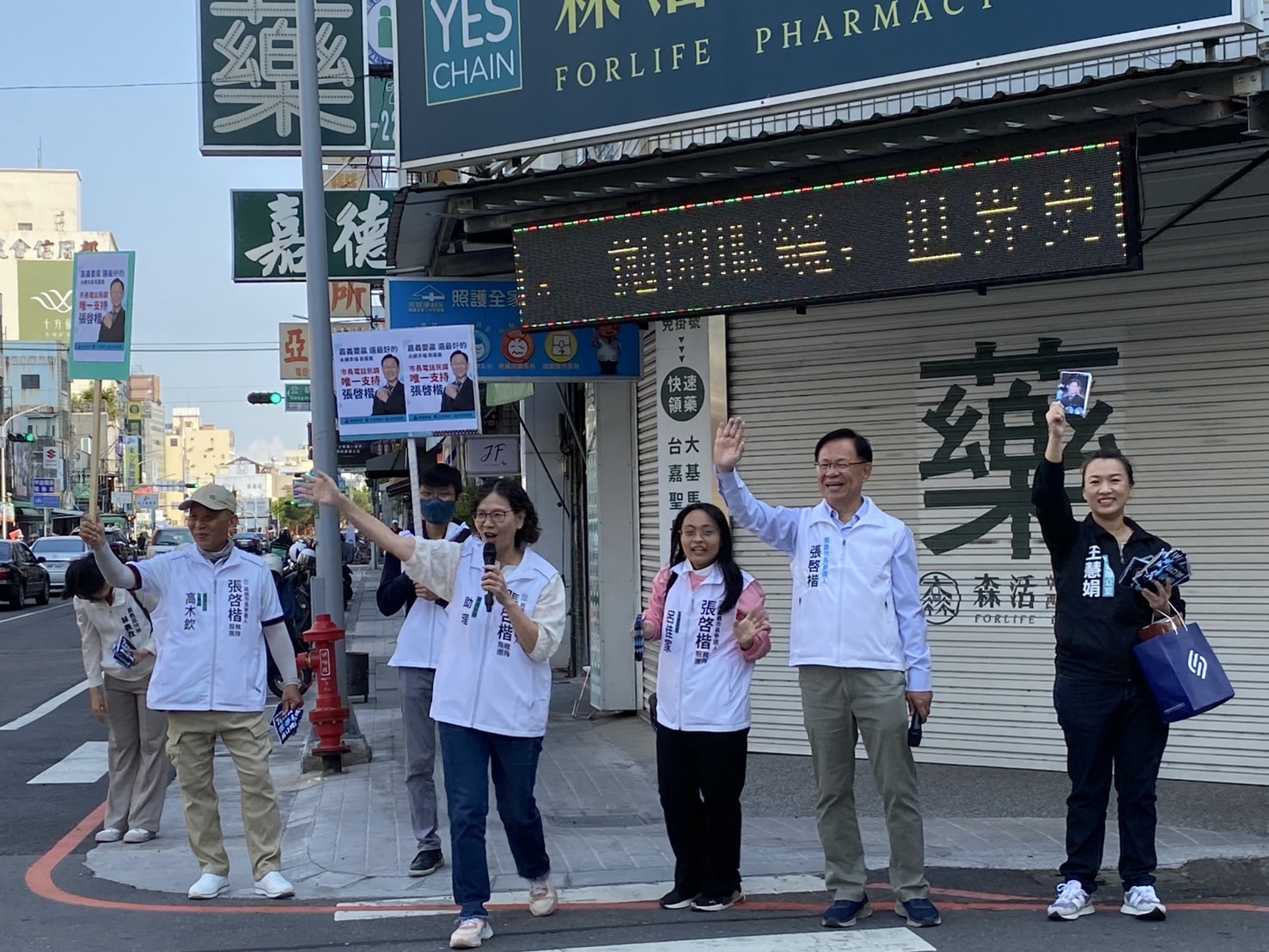 「藍白合」民調初選白熱化!張啓楷清晨站路口、掃市場拚出線 蔡壁如陪同衝刺支持度 張啓楷由蔡璧如陪同,率志工團隊於路口向通勤族問安,爭取國民黨與台灣民眾黨即將推出的初選民調獲得嘉義市民支持。(圖/民眾黨嘉義黨部)