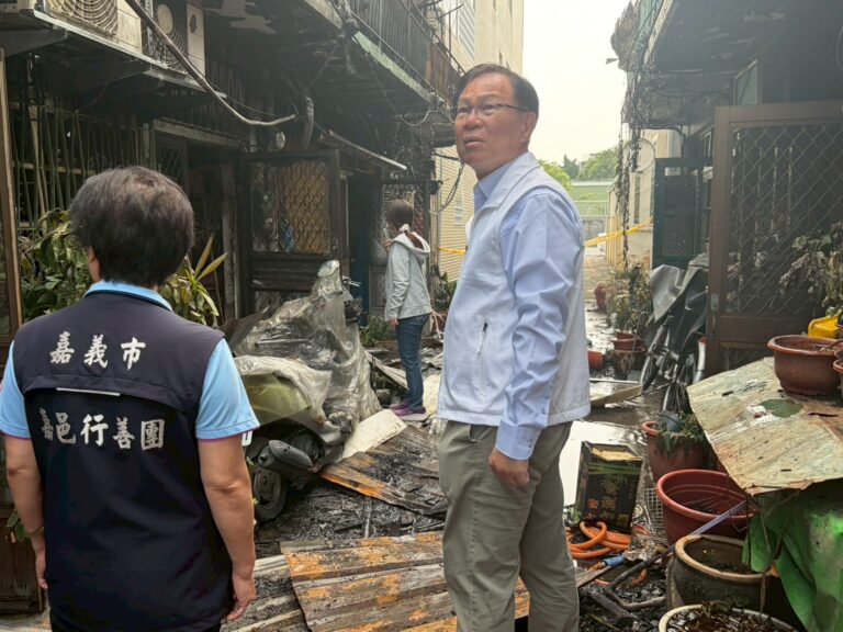 興業西路老舊木造屋火警延燒13戶　張啓楷多次赴現場關切並協助安置
