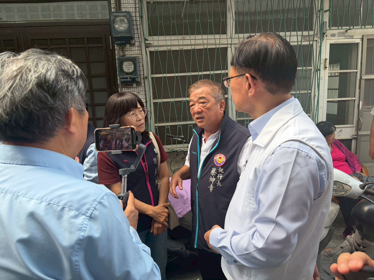 興業西路老舊木造屋火警延燒13戶 張啓楷多次赴現場關切並協助安置 對於受災民衆反應安置問題,張啓楷立即和市府聯絡,並多次回到興業西路和受災戶確認安置進度。(圖/民眾黨嘉義黨部)