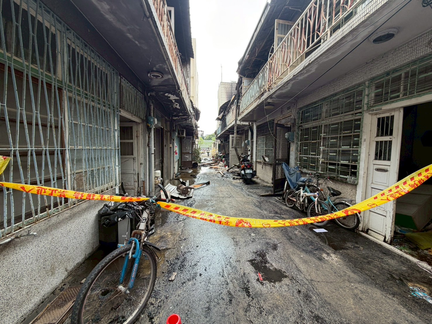 興業西路老舊木造屋火警延燒13戶 張啓楷多次赴現場關切並協助安置 嘉義市政府消防局接獲通報後,立即出動20輛消防車及55名警消人員趕赴現場搶救,並同步展開住戶疏散行動。(圖/民眾黨嘉義黨部)