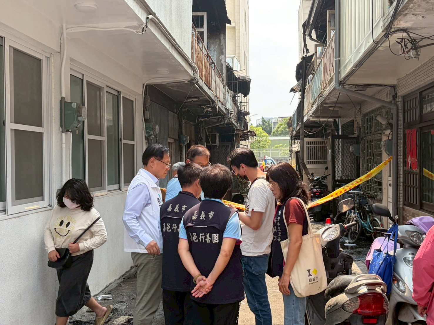 興業西路老舊木造屋火警延燒13戶 張啓楷多次赴現場關切並協助安置 張啓楷指出,未來將推動針對老舊聚落的全面盤點與分級管理,優先針對高風險區域進行防火改善。(圖/民眾黨嘉義黨部)