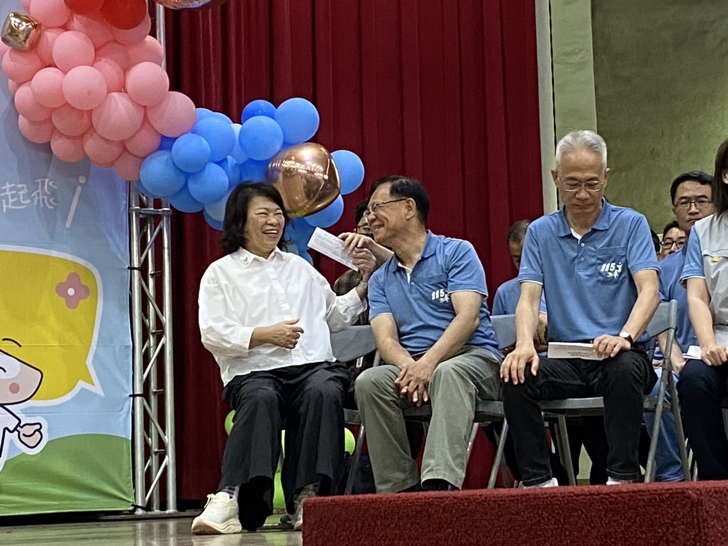 百人共舞點燃聖火!「嘉義市運動會」登場 張啓楷認同黃敏惠體育施政 嘉義市長黃敏惠與民眾黨徵召嘉義市長參選人張啓楷兩人在台上相談甚歡。(圖/民眾黨嘉義黨部)