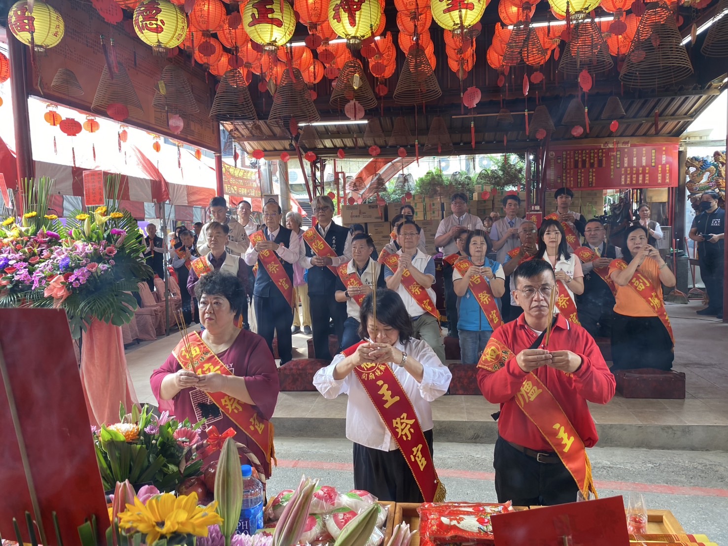 百人共舞點燃聖火!「嘉義市運動會」登場 張啓楷認同黃敏惠體育施政 巧合!嘉義市長黃敏惠與民眾黨徵召嘉義市長參選人張啓楷今上午兩人兩小時內兩度同框。(圖/民眾黨嘉義黨部)