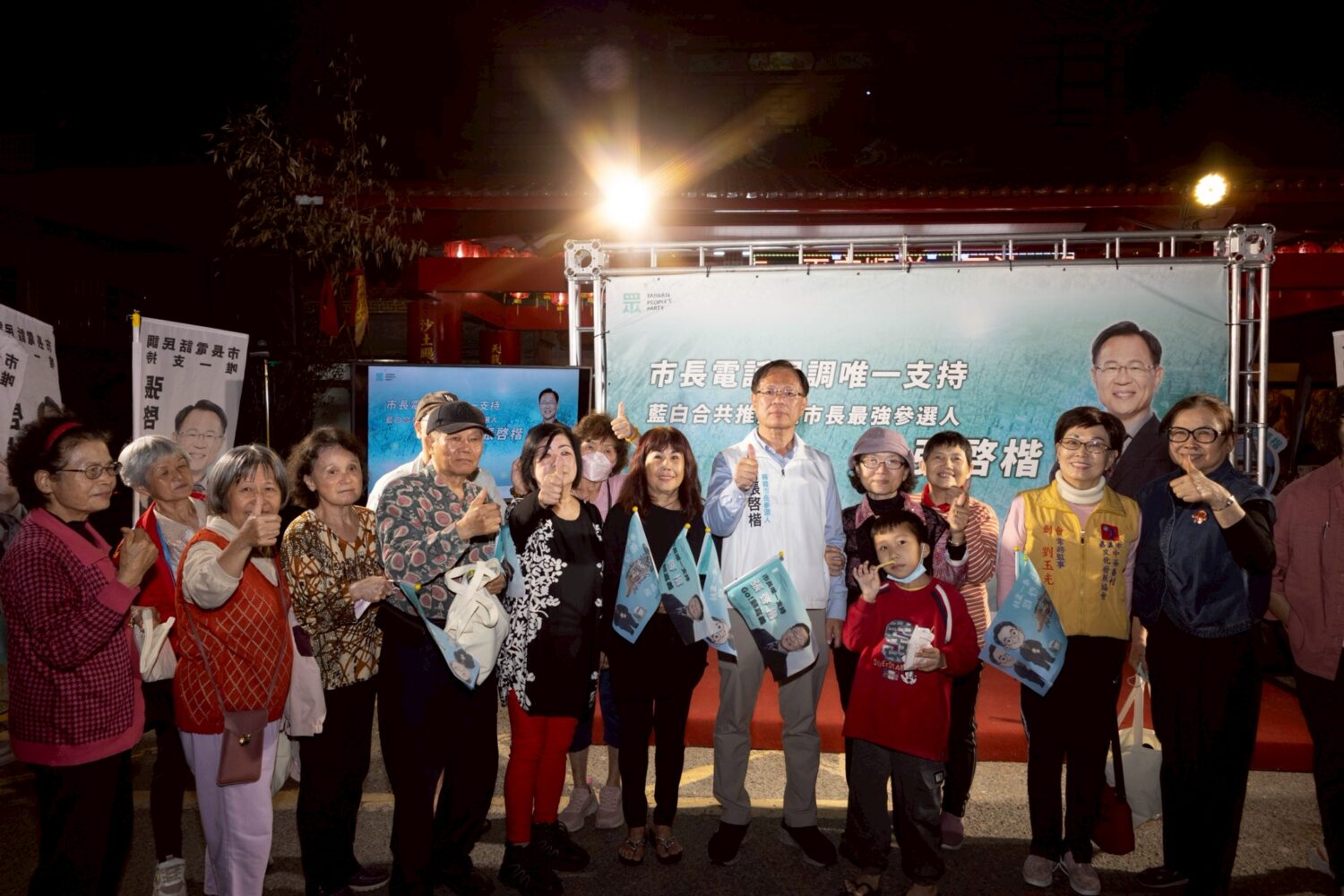 謝龍介站台、蔡正元錄影力挺 張啓楷拚「藍白共推」嘉義市長最強人選 張啓楷宣示,他當選市長,滿65歲以上健保免費;國中、小學生營養午餐免費,他每周會有一天和學童一起用餐,確保品質。獲得許多婦女認同、支持。(圖/民眾黨嘉義黨部)