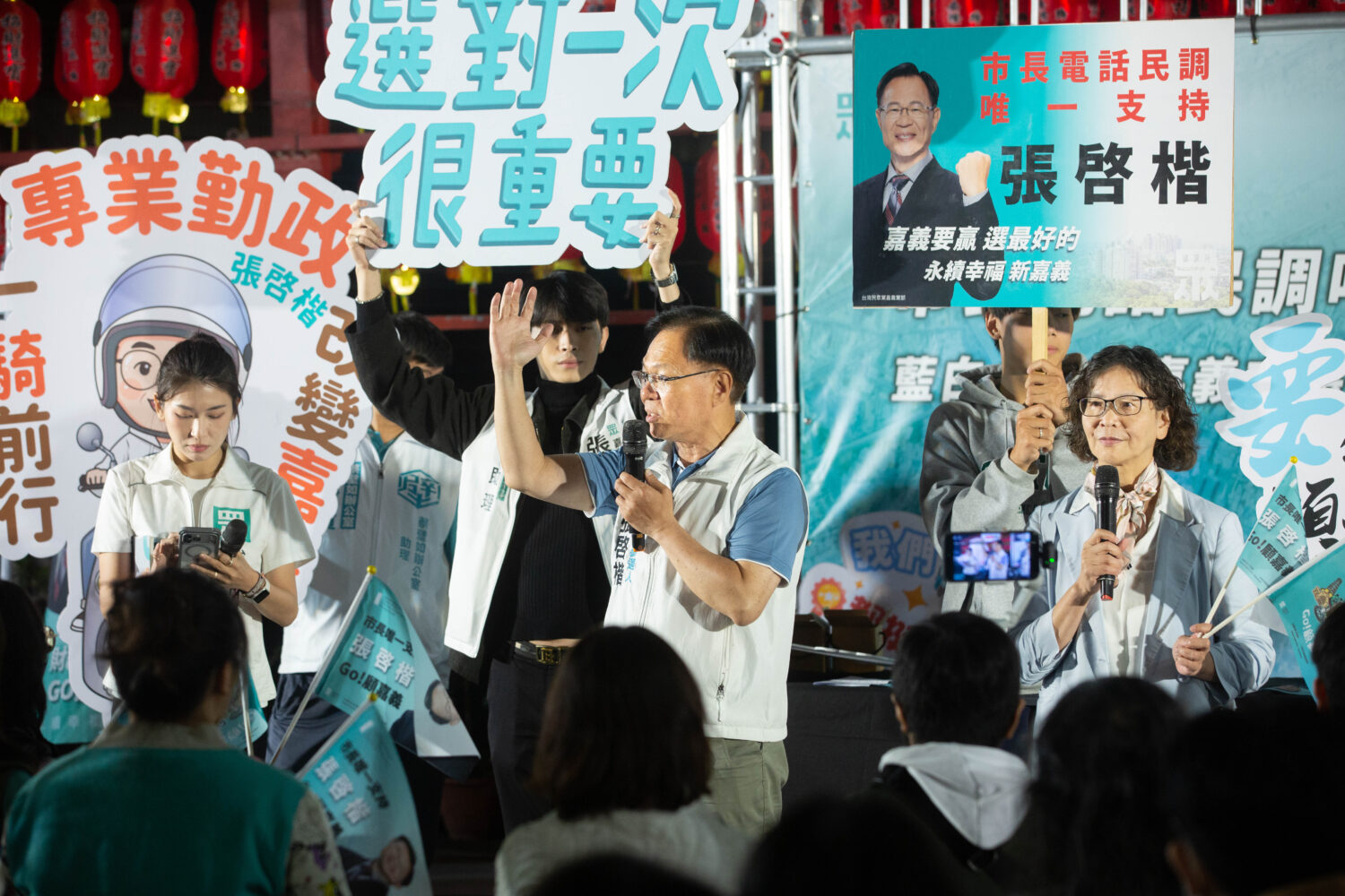 張啓楷三夜三廟口開講首發!拋「商圈2+4」+青年住宅 嗆中央砍69億「只聽黨意」 張啓楷提出商圈2+4、敬老卡擴大使用及可負擔住宅等具體政見,強調市政藍圖已是「現在進行式」。(圖/民眾黨嘉義黨部)