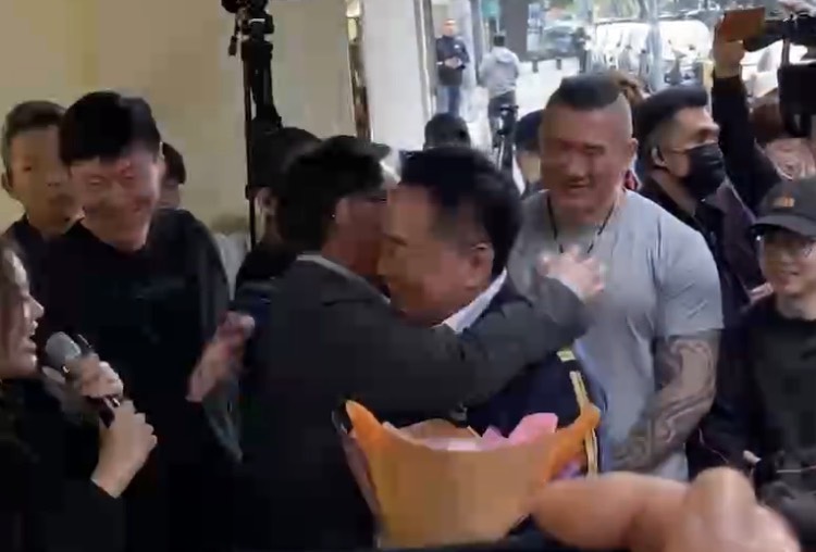 藍白合嘉義市長民調4月6日揭曉 館長站台張啓楷:綠營別再賣慘 「館長」陳之漢上午和張啓楷一同現身台北地檢署執行科聲援報到入監服刑的國民黨前立委蔡正元。(記者 包克明攝)