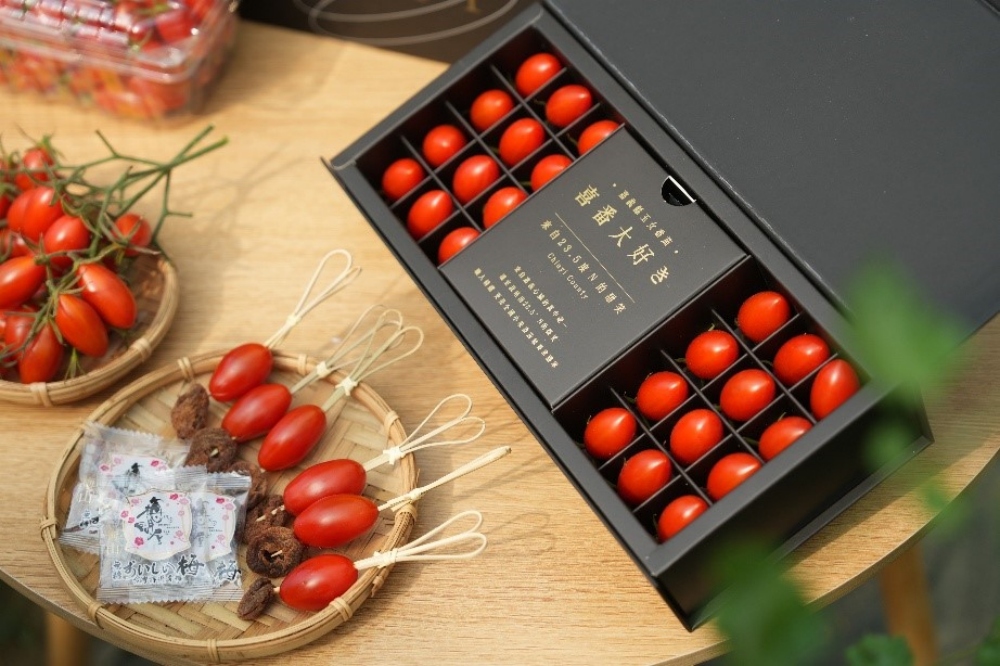 職棒女神-妮可「甜」進微風超市 應援嘉義優鮮 推廣精品玉女番茄 5 02嘉義優鮮「喜番・大好き」玉女番茄禮盒,推薦價888元