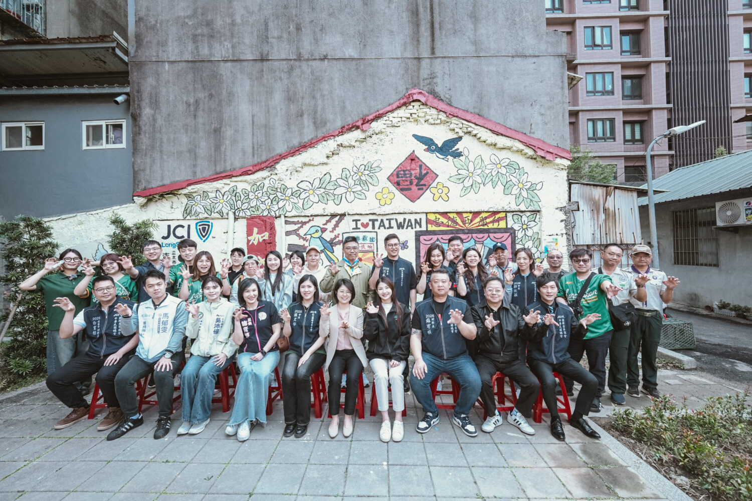 萬華東園巷弄的重生 施育婷里長與青商夥伴用「拾光」點亮被遺忘的街角 透過施育婷里長的堅持、居民的包容,以及青年局的鼎力支持,為青年公益與地方創生種下了希望的種子。(圖/供稿單位 提供)