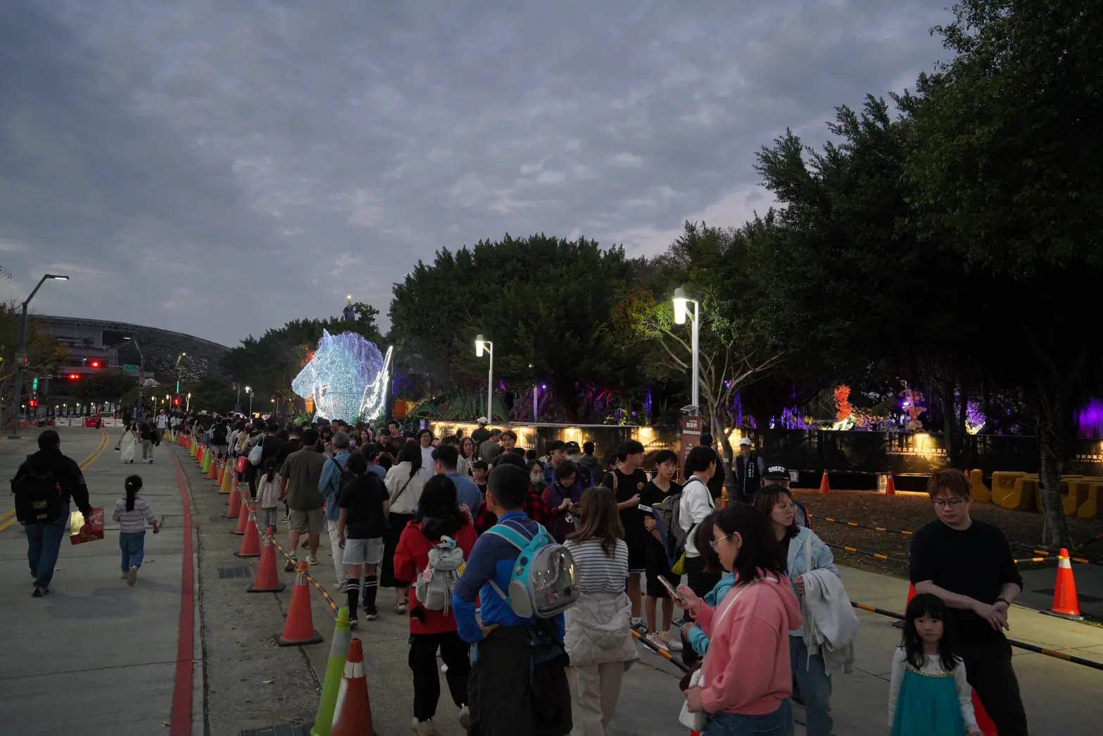 人潮爆滿、金幣從天而降! 中台灣燈會中央公園「驚蟄界」人氣飆升 把握3/3前最後展期 人潮爆滿、金幣從天而降! 中台灣燈會中央公園「驚蟄界」人氣飆升 把握3/3前最後展期