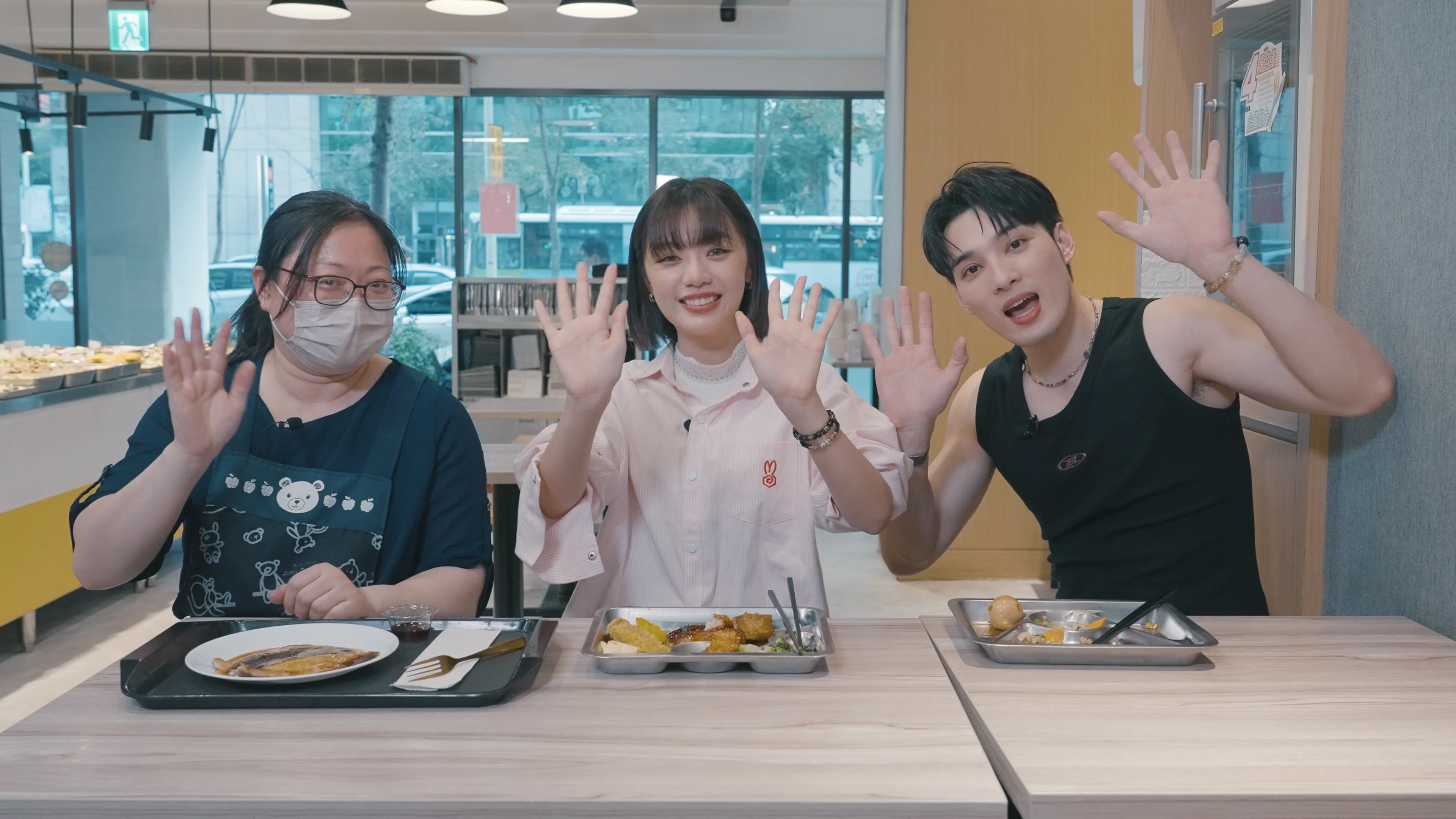 木木(林葦妮)挑戰廚房內場 熱油噴濺狂躲 黃偉晉煎雞腿排 竟然沒熟 木木(林葦妮)挑戰廚房內場 熱油噴濺狂躲 黃偉晉煎雞腿排 竟然沒熟