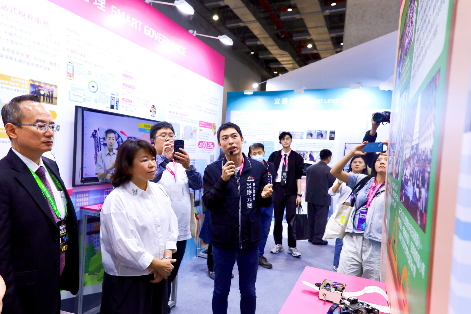嘉義市「家城×嘉義」智慧城市展登場 AI治理成果驚豔副總統蕭美琴 黃敏惠市長(左二)透過親身體驗,市府今年以「家城×嘉義」為主題,整合演示展館多項16個局處、15項計畫共同參展,演示互動亮點。(圖/嘉義市政府新聞局提供)