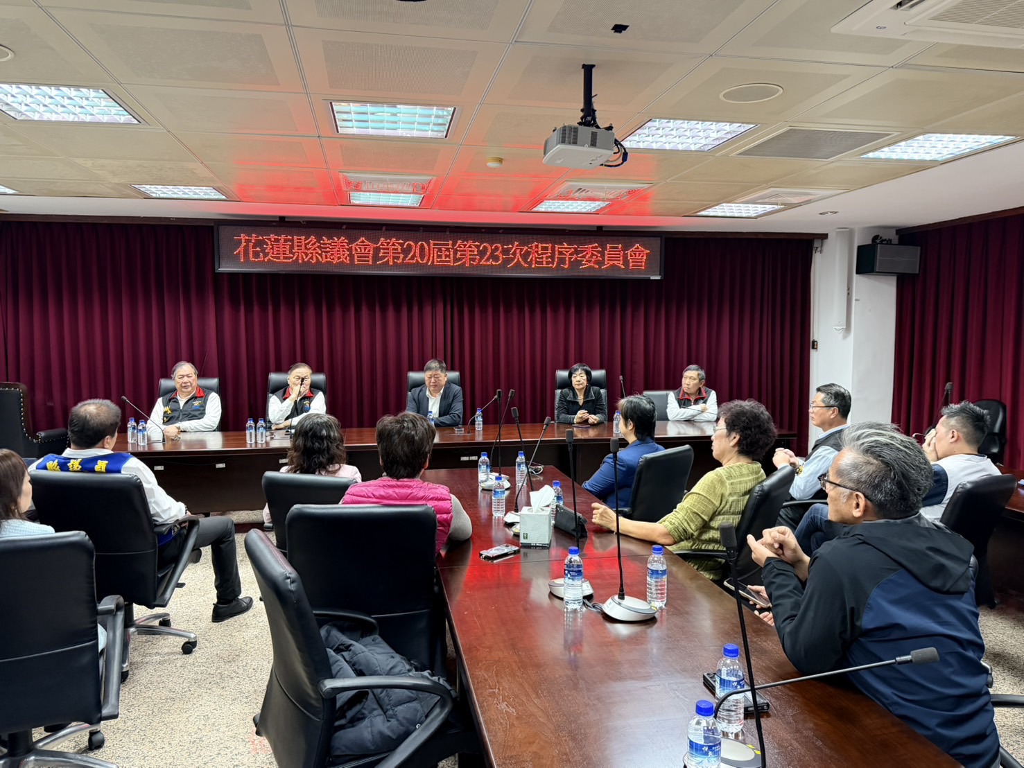 財劃法修正花蓮統籌稅款暴增近150億 縣議會轟縣府不如「普發縣民5萬元」 花蓮縣議會呼籲縣府停止將責任轉嫁議會,儘速回覆關鍵問題,讓預算回歸理性審議。(圖/記者 趙靜姸翻攝)