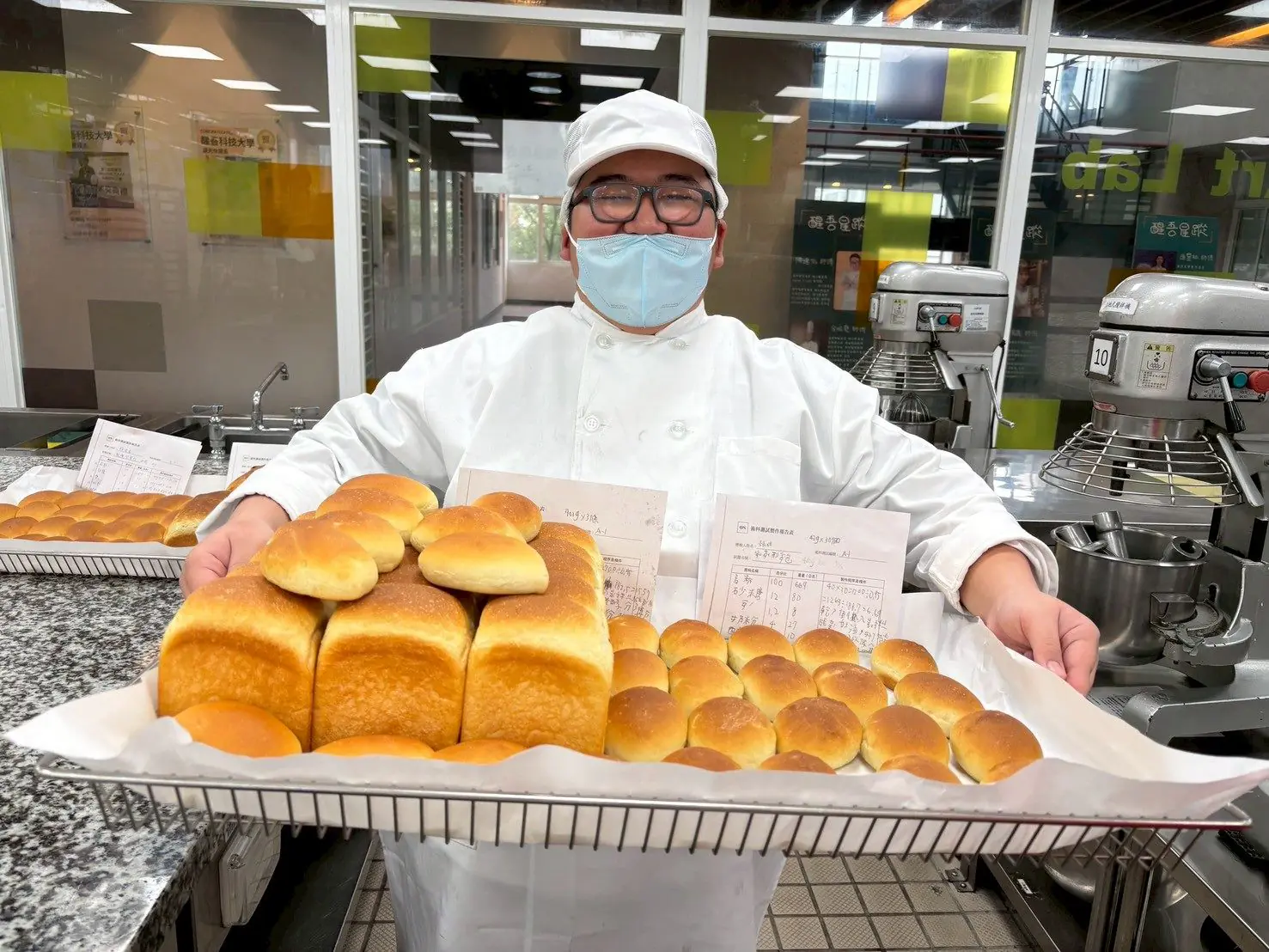 突破視覺界限!臺北啟明學校兩學生實訓3個月 勇奪烘焙丙級證照 突破視覺界限!臺北啟明學校兩學生實訓3個月 勇奪烘焙丙級證照