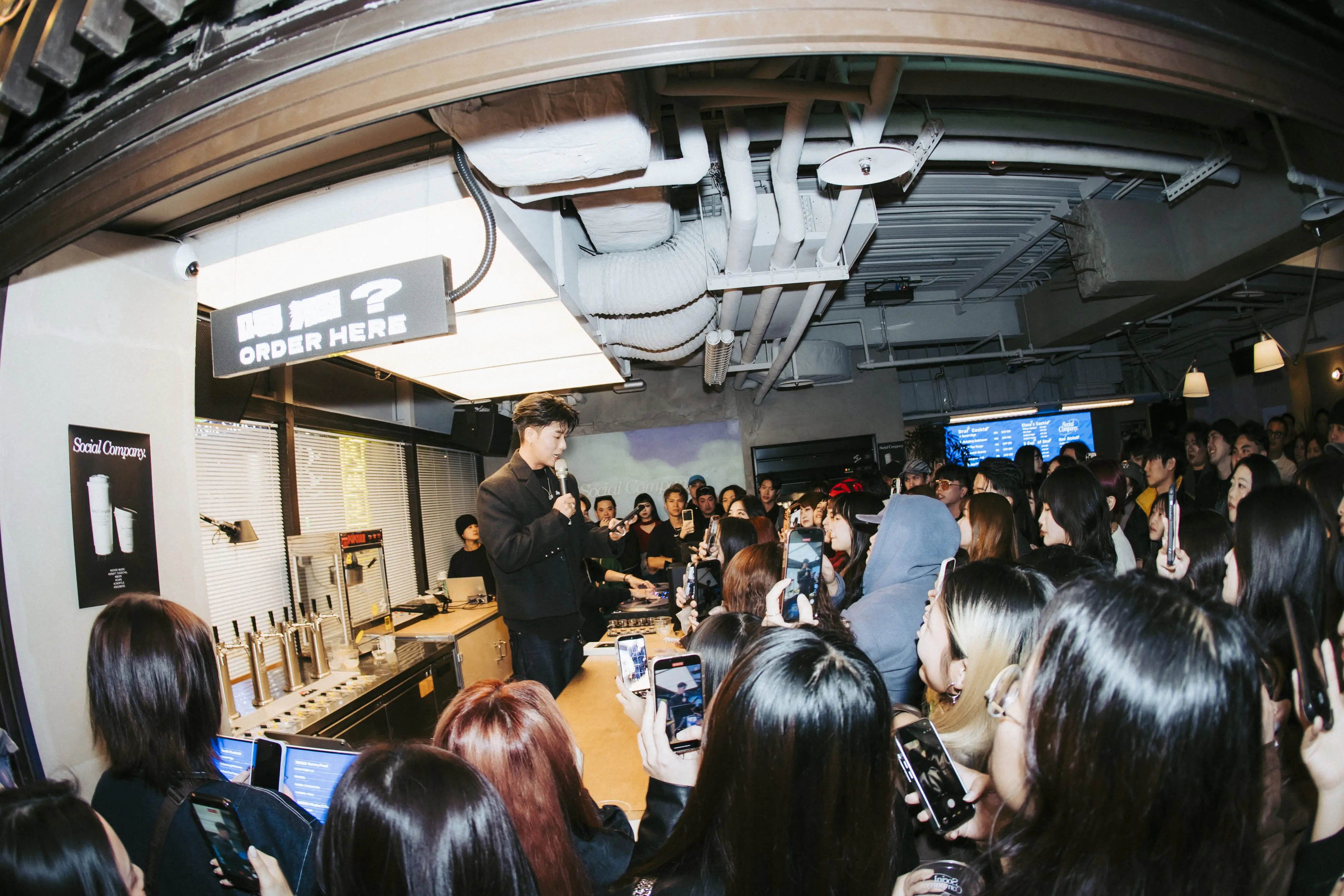 HowZ 攜專輯空降信義一級鬧區 親手調製香水加碼簽名現場送 HowZ 攜專輯空降信義一級鬧區 親手調製香水加碼簽名現場送