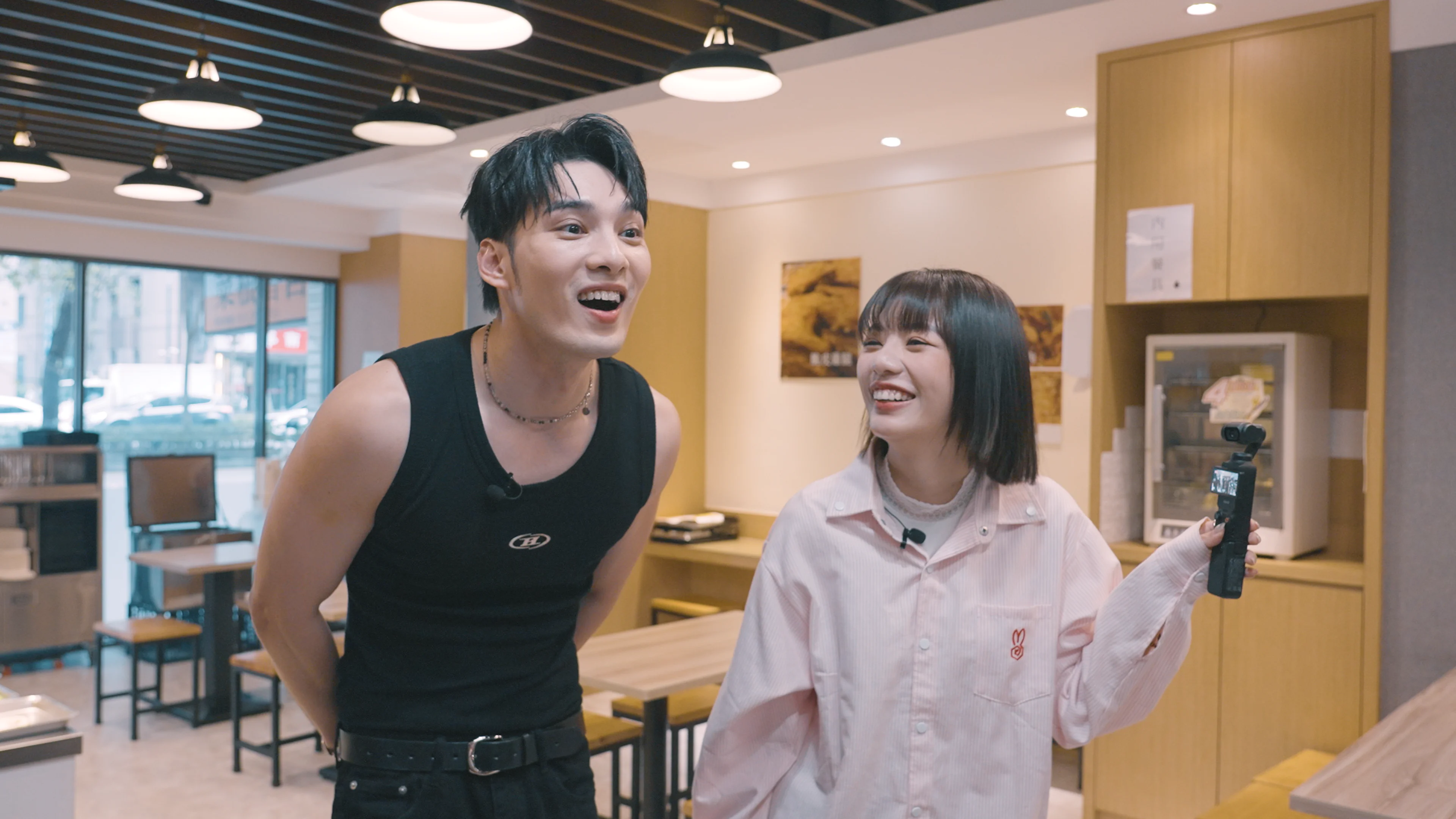 木木(林葦妮)挑戰廚房內場 熱油噴濺狂躲 黃偉晉煎雞腿排 竟然沒熟 木木(林葦妮)挑戰廚房內場 熱油噴濺狂躲 黃偉晉煎雞腿排 竟然沒熟