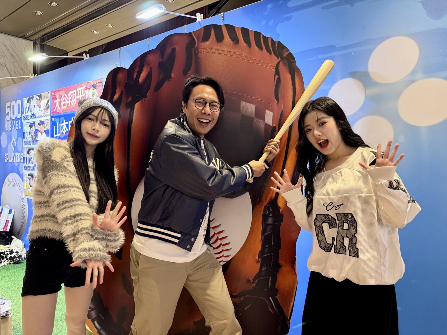 迎接WBC棒球熱潮!「港仔台爸」金鐘主持張啟樂、啦啦隊女神宛宛、饒舌歌手ZX 登MLBPA官方授權商品登快閃店 左起-人氣啦啦隊女孩宛宛、「港仔台爸」金鐘主持張啟樂、饒舌歌手ZX 彷彿置身熱血球場。(圖/像素匯 提供)