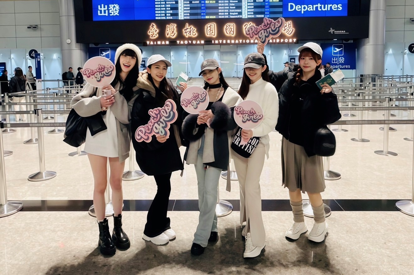 桃氣女孩首度跨國交流 3/14前進韓國職業排球舞台 台韓啦啦隊共演引期待 左起-「17LIVE桃氣女孩」(Peach Girls)成員艾麗、邦妮、筱晴、穎樂、蔓妮,正式踏出國際舞台,受邀赴韓國職業排球聯賽賽事中進行跨國應援演出。(圖/影響力動能 提供)