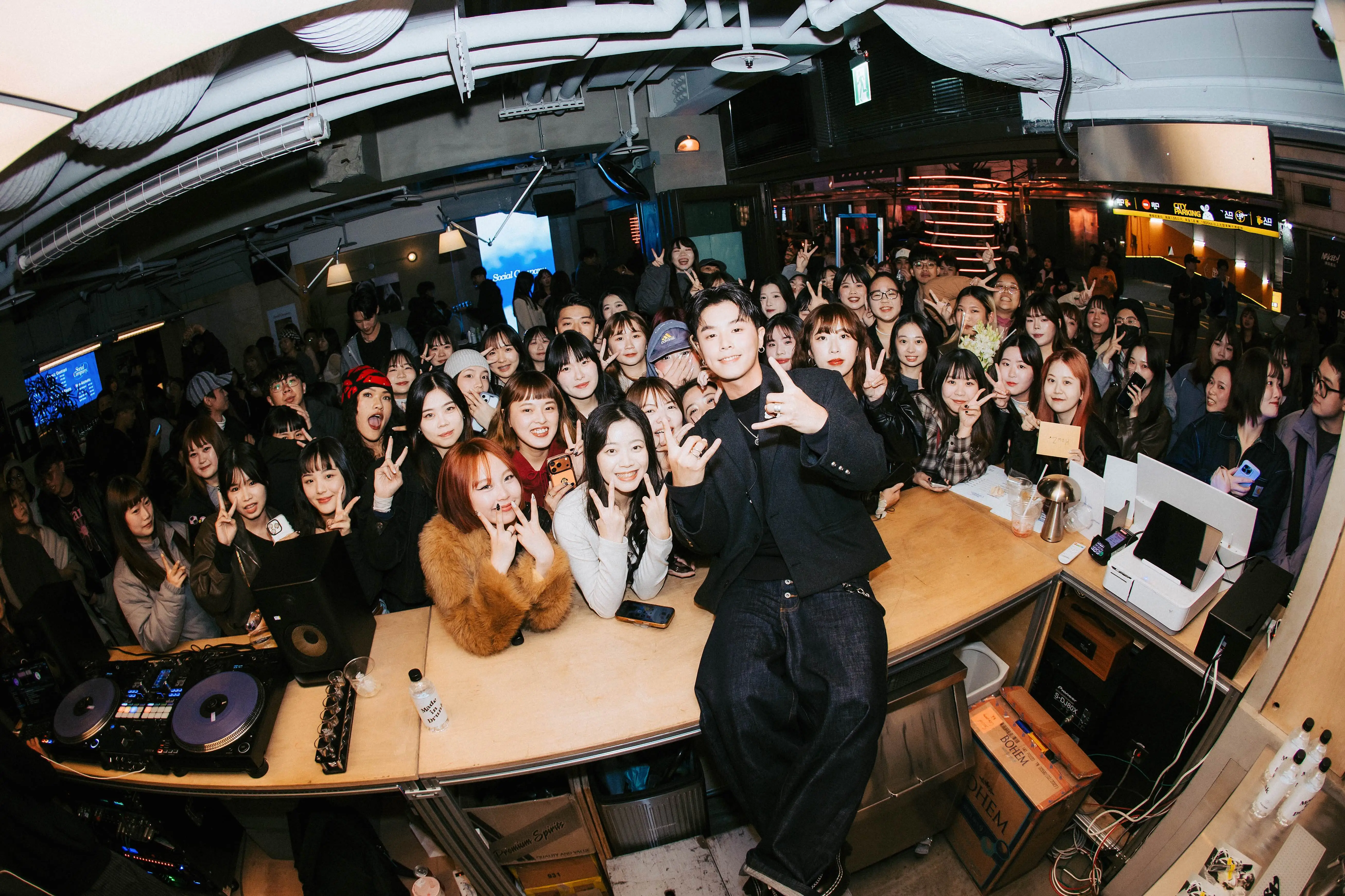 HowZ 攜專輯空降信義一級鬧區 親手調製香水加碼簽名現場送 HowZ 攜專輯空降信義一級鬧區 親手調製香水加碼簽名現場送