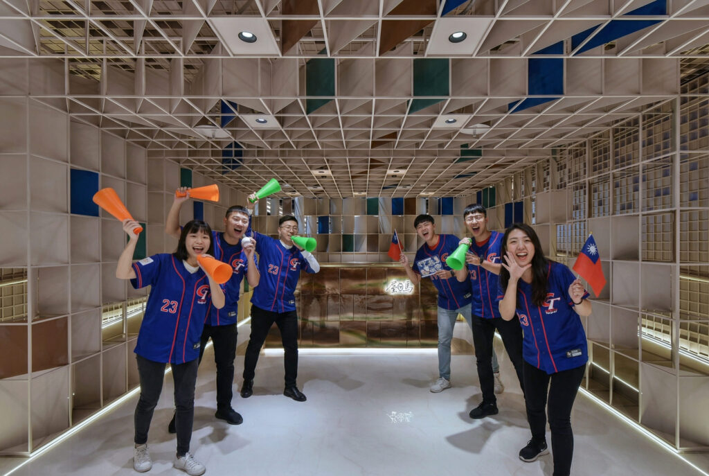 穿上中華隊戰袍吃肉集氣 屋馬餐飲集團WBC為中華隊吶喊應援 12 05 %E5%B1%8B%E9%A6%AC%E9%A4%90%E9%A3%B2%E9%9B%86%E5%9C%98%E4%B8%B2%E8%81%AF%E4%B8%89%E5%93%81%E7%89%8C%E6%89%93%E9%80%A0%E5%85%A8%E5%9F%8E%E6%87%89%E6%8F%B4%E8%A1%8C%E5%8B%95 1024x687 1