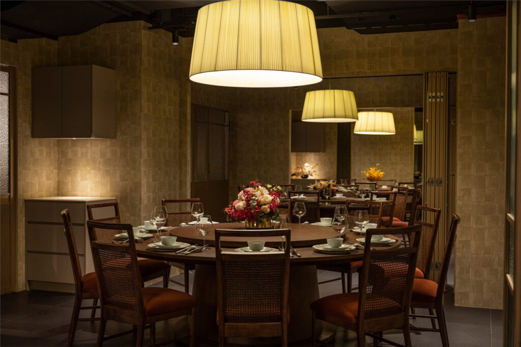 台灣餐飲品牌設計力獲肯定 米其林推薦台菜膳馨奪兩大國際設計獎項 6 05 膳馨此次獲獎的空間設計,面對旗艦店進駐高端商場的新定位,跳脫傳統台菜餐廳常見