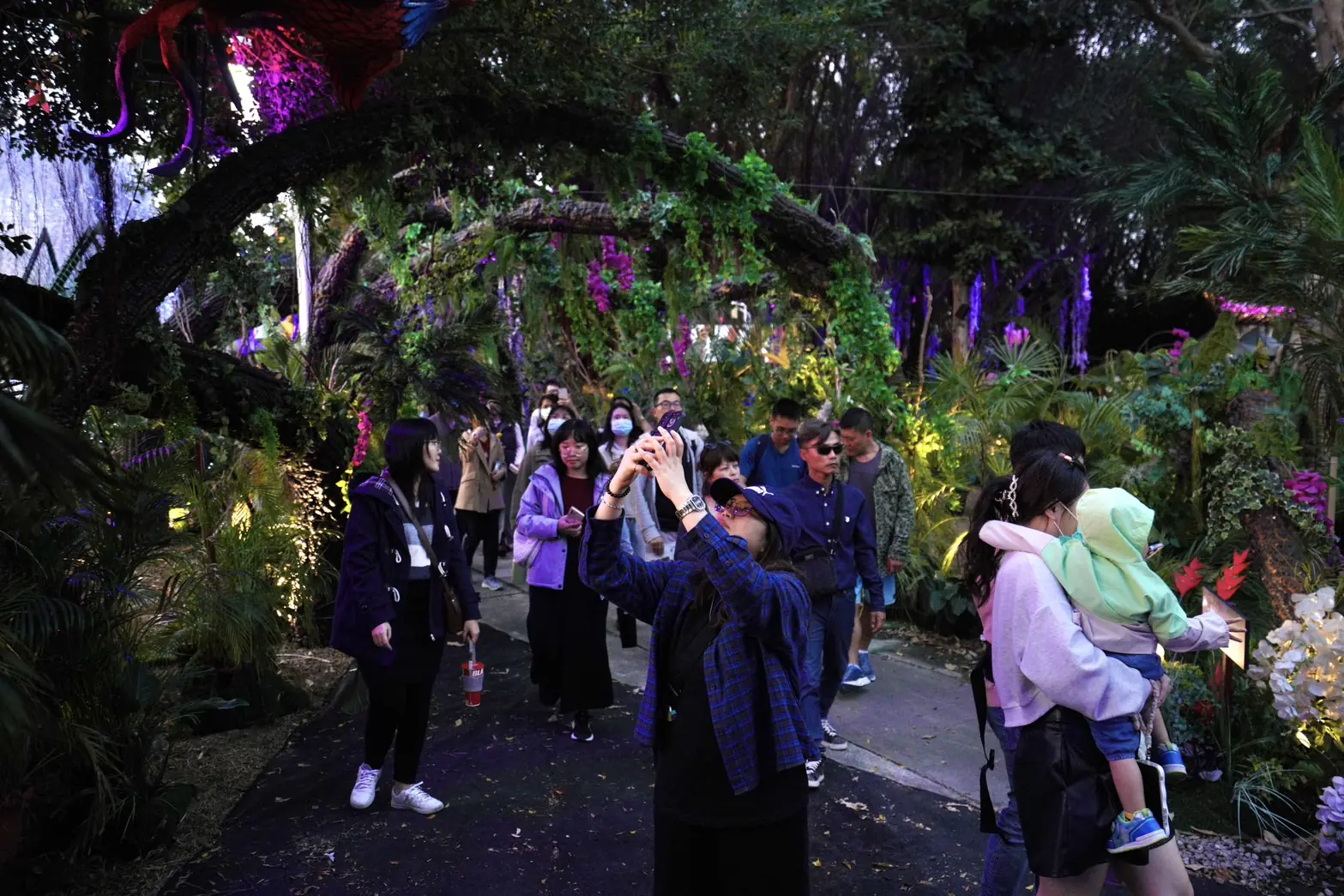 人潮爆滿、金幣從天而降! 中台灣燈會中央公園「驚蟄界」人氣飆升 把握3/3前最後展期 人潮爆滿、金幣從天而降! 中台灣燈會中央公園「驚蟄界」人氣飆升 把握3/3前最後展期