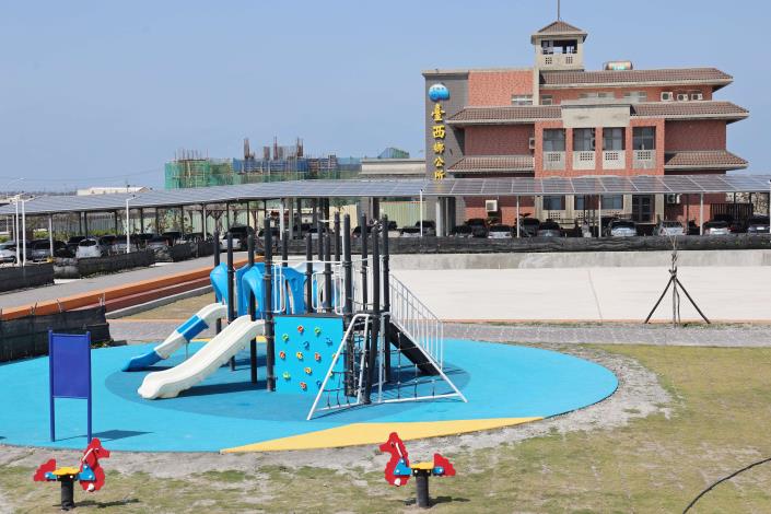 臺西鄉公所綠美化廣場落成 嶄新門面提供洽公民眾、鄉親更舒適友善公共場域 「臺西鄉公所東側廣場綠美化工程」包含雨水貯集滯洪設施(兼活動廣場)、人行步道、綠美化景觀、停車場、休憩設施及照明系統等