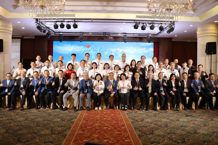 義雲會會長交接 張麗善縣長表達祝賀 並成立縣府因應小組全力協助產業面對關稅衝擊 張縣長率雲縣府團隊 出席義雲會會長交接 並關切關稅對產業衝擊 縣府已成立因應小組,跟所有農工商企業站在一起,全力協助度過難關與爭取權益