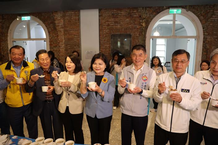 8米巨型天鵝登場 雲林天鵝湖嘉年華嗨翻兒童節 山海連線 生態觀光產業齊串連 鵝肉料理試吃體驗,現場香氣四溢,張麗善縣長邀請與會來賓搶先品嚐雲林優質農產,提前「鵝」樂一波