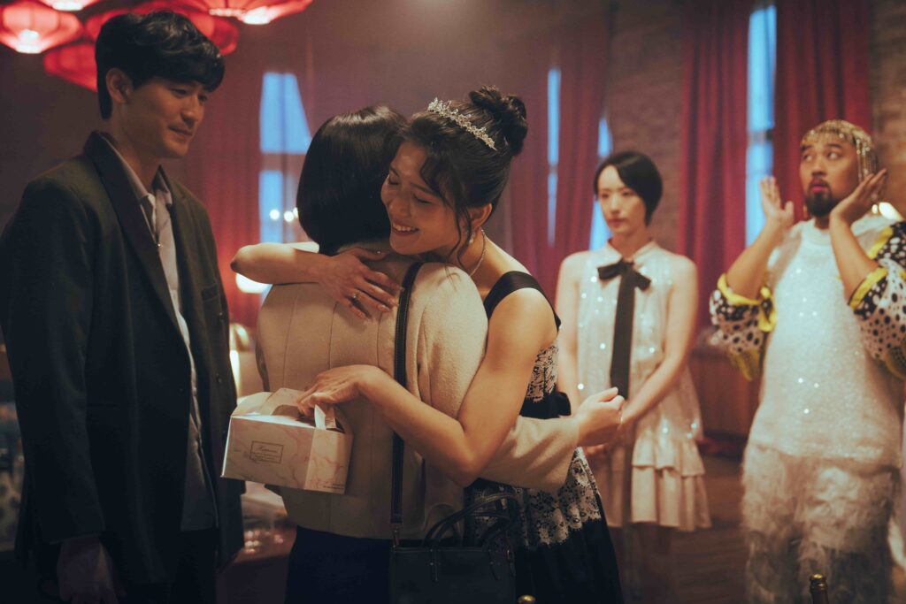 《死亡之握:鬼牽手》同學會變奪命修羅場!嚴正嵐遭怒嗆「你最噁心」 人性黑暗全面引爆 14 1.【圖片提供 網銀國際影視】同學會因為鬼牽手遊戲,訂婚喜事秒變奪命修羅場