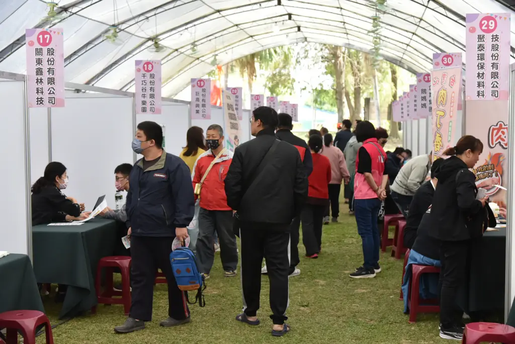 古坑徵才釋逾1,200職缺 綠色隧道變身面試場 古坑徵才釋逾1,200職缺 綠色隧道變身面試場