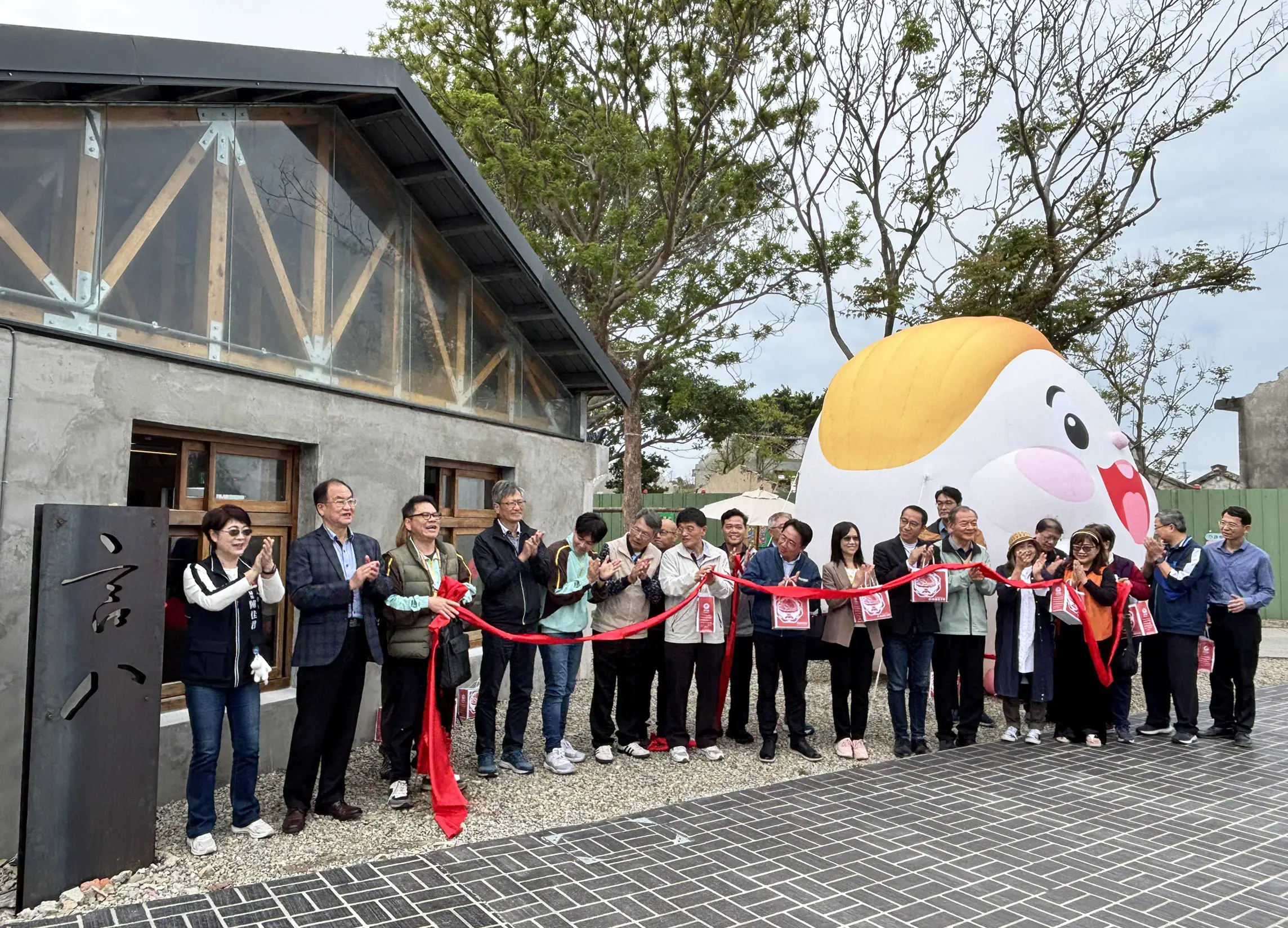 清眷診療所2/28華麗變身「言八創藝空間」 聯手「2026浮現祭」點亮海線! 清眷診療所2/28華麗變身「言八創藝空間」 聯手「2026浮現祭」點亮海線!