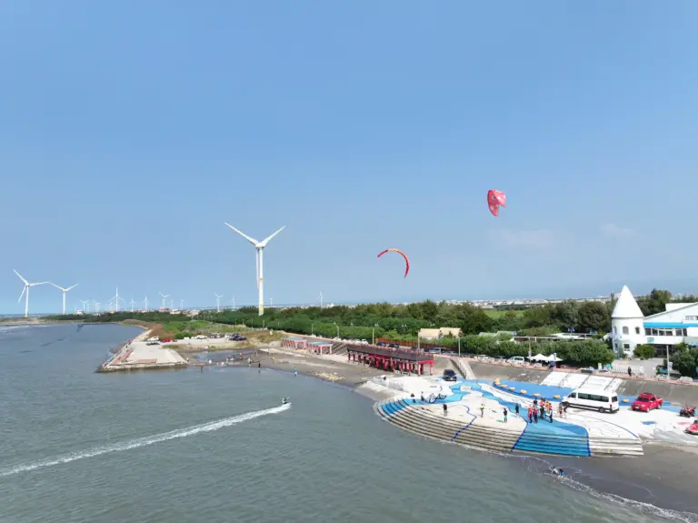 大安濱海樂園3月開放水域遊憩活動！　親海逐浪賞夕陽一次滿足