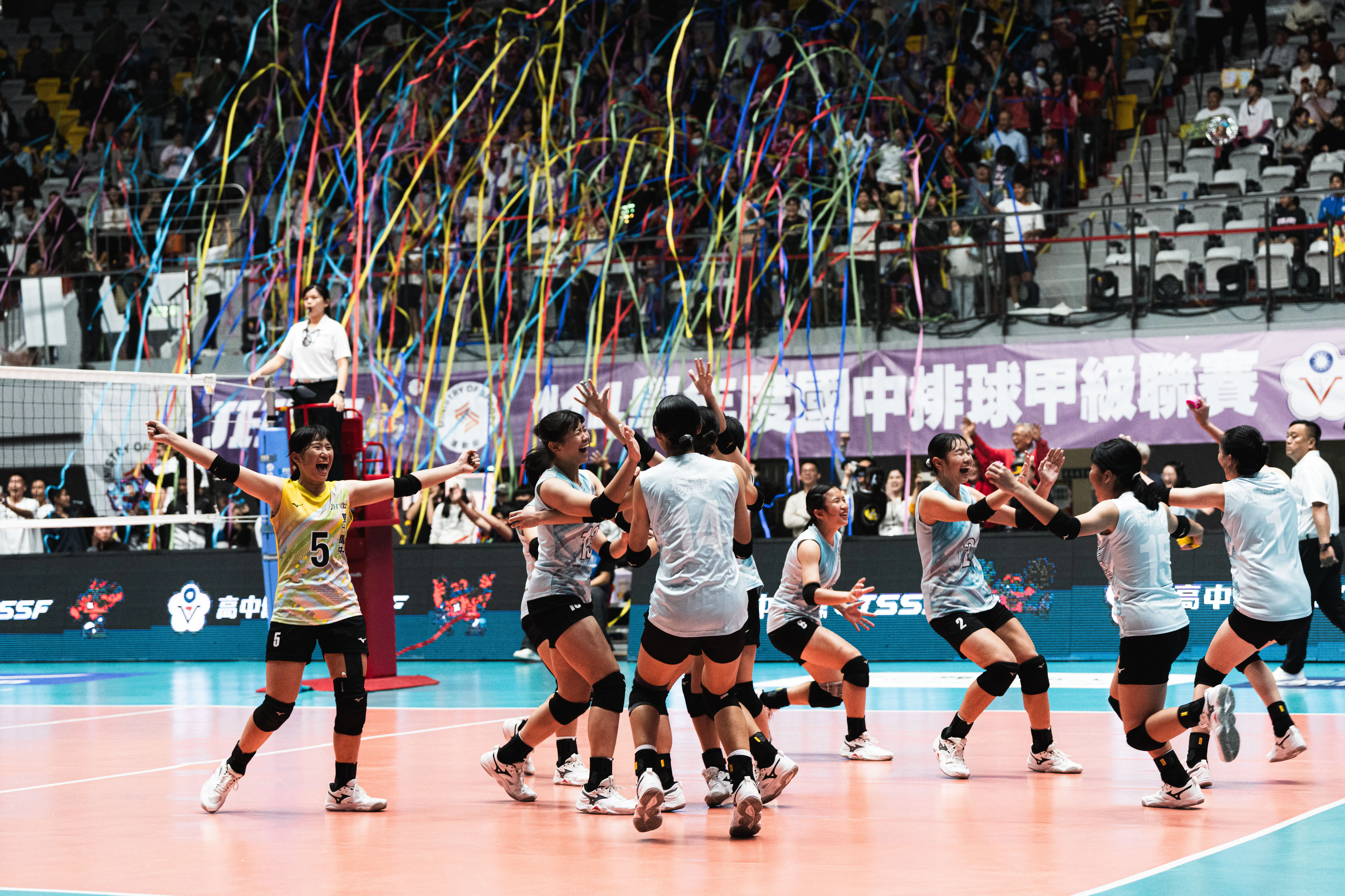 中市排球小將馬力十足 國中排球甲級聯賽 雙十女排封后、潭秀男排奪殿軍 中市排球小將馬力十足 國中排球甲級聯賽 雙十女排封后、潭秀男排奪殿軍