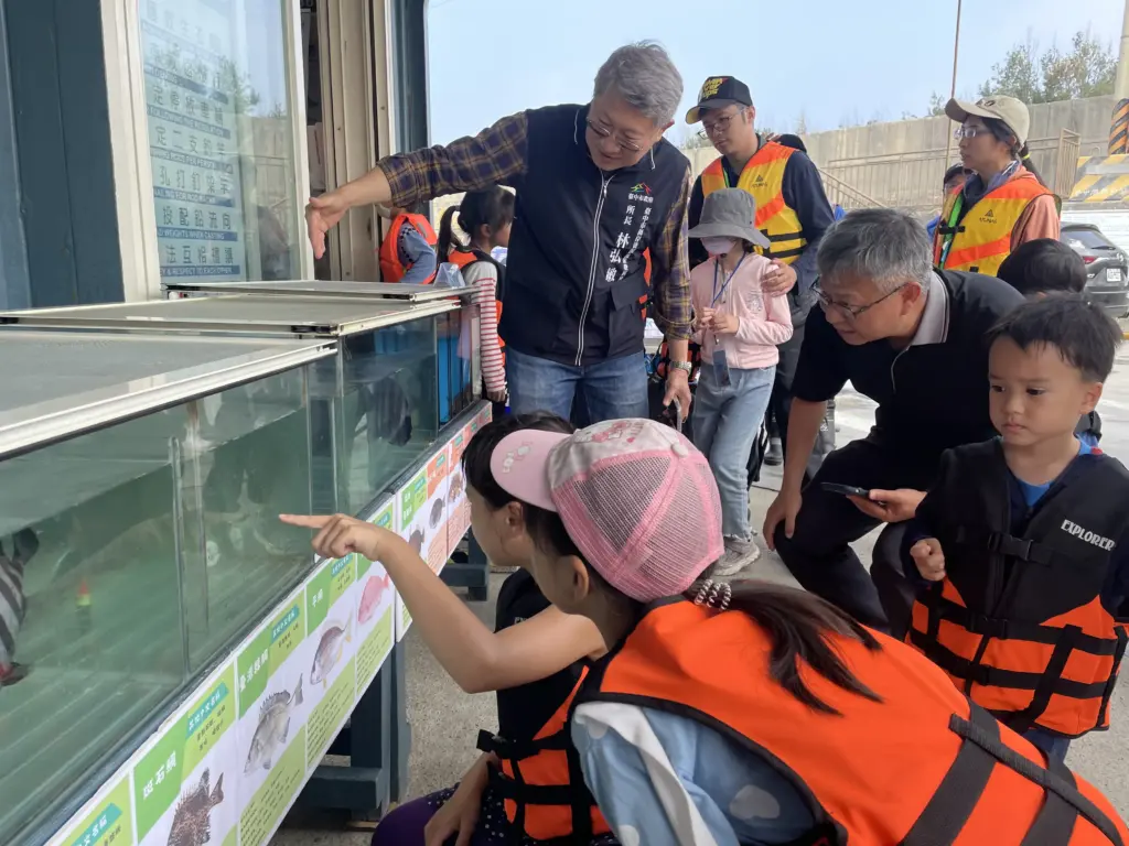 放流逾7萬尾魚苗、推廣友善垂釣 中市台中港北堤打造最生動海洋教育場域 放流逾7萬尾魚苗、推廣友善垂釣 中市台中港北堤打造最生動海洋教育場域