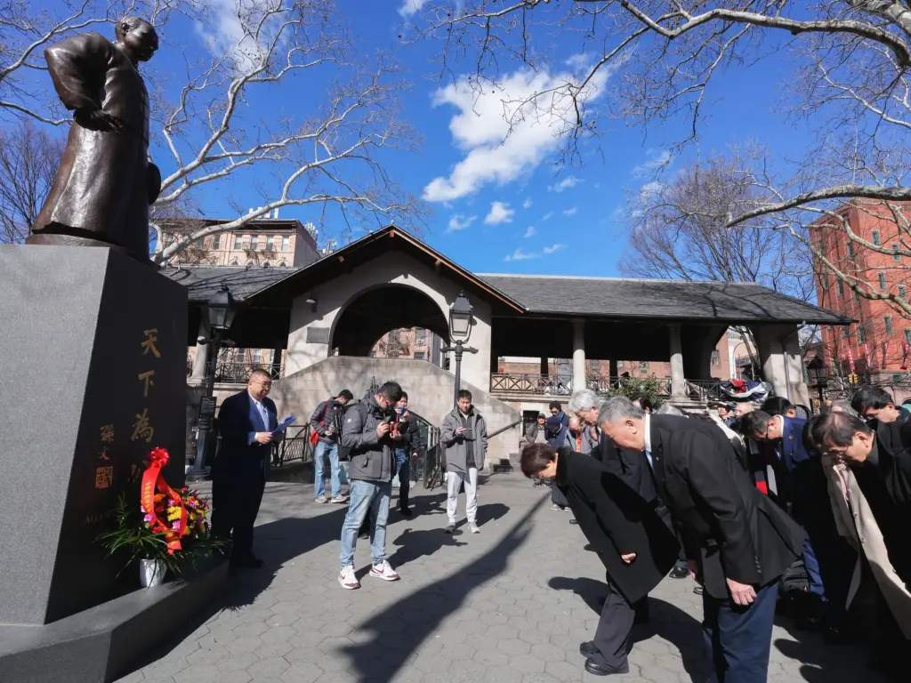 跨海致敬革命先賢! 盧市長訪問紐約中華公所 向國父銅像鞠躬獻花 跨海致敬革命先賢! 盧市長訪問紐約中華公所 向國父銅像鞠躬獻花