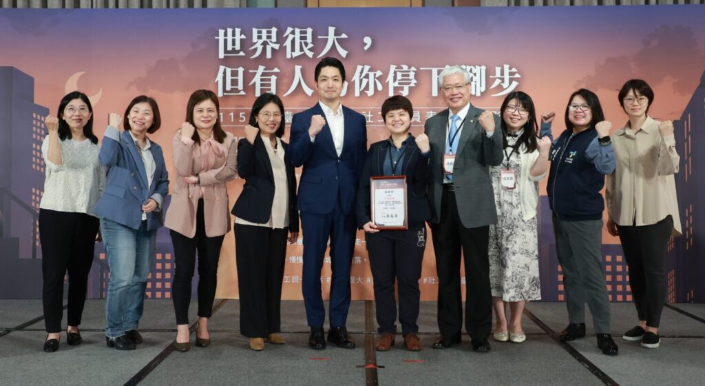 「115年度臺北市優良社工人員表揚典禮」登場 42位優良社工獲肯定攝影展同步揭幕 北市表揚42位優良社工、攝影展同步登場。(圖/臺北市政府社會局)