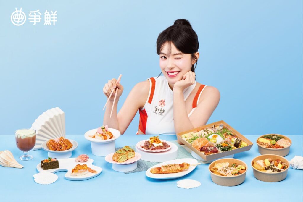 爭鮮攜手李多慧推期間限定「甜心應援壽司」 迎戰世界棒球經典賽熱潮 爭鮮餐飲集團邀請啦啦隊女神李多慧擔任「超鮮應援女神」,打造期間限定「甜心應援壽司系列」。(圖/爭鮮餐飲集團 提供)