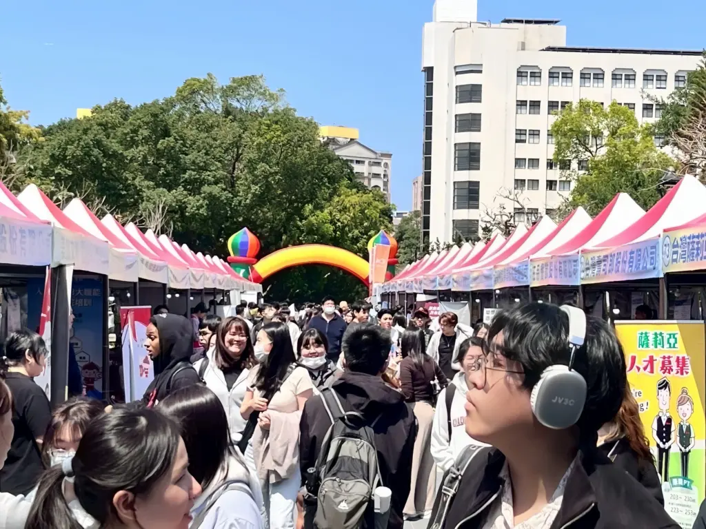近百企業搶人才 新北校園就博會淡大首場開跑 初媒合率達51.4% 近百企業搶人才 新北校園就博會淡大首場開跑 初媒合率達51.4%