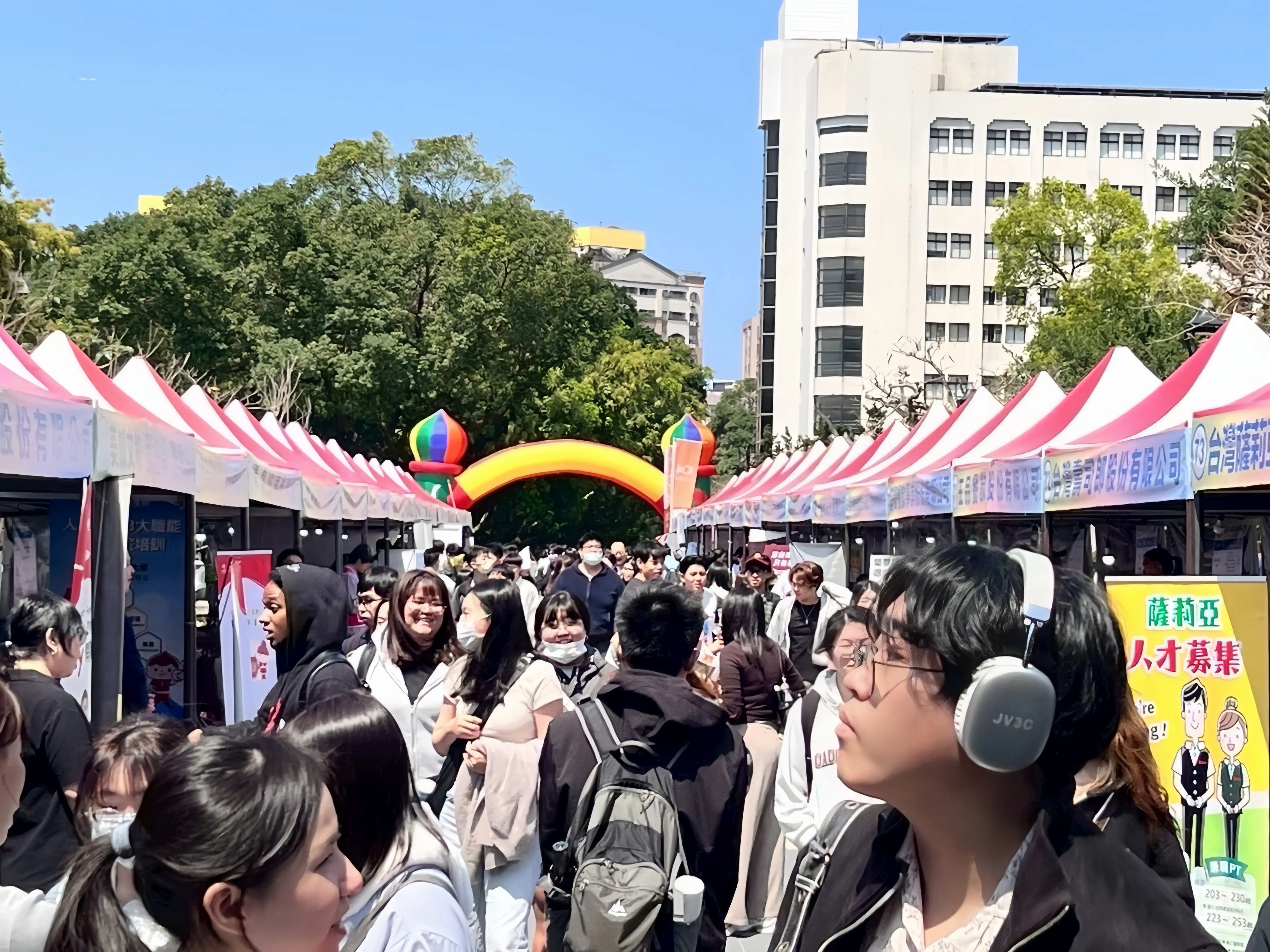 近百企業搶人才 新北校園就博會淡大首場開跑 初媒合率達51.4% 近百企業搶人才 新北校園就博會淡大首場開跑 初媒合率達51.4%