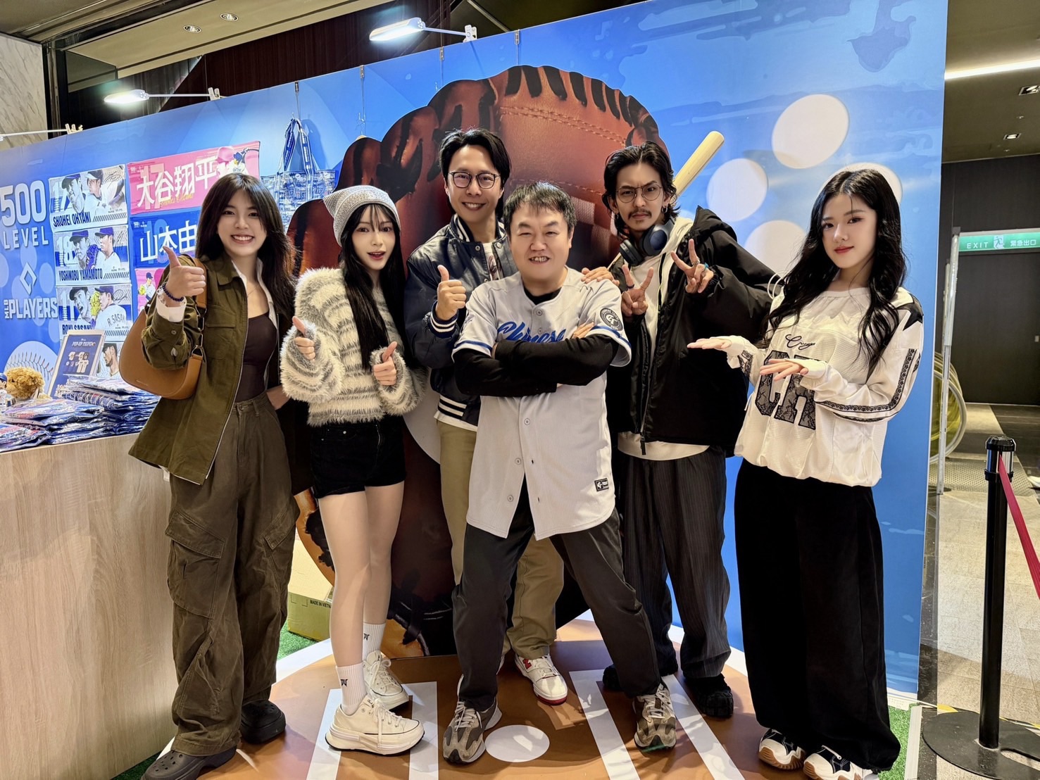 迎接WBC棒球熱潮!「港仔台爸」金鐘主持張啟樂、啦啦隊女神宛宛、饒舌歌手ZX 登MLBPA官方授權商品登快閃店 「港仔台爸」金鐘主持張啟樂、人氣啦啦隊女孩宛宛、YouTuber林芝軒(軒爺)、看你老墓司徒建銘、饒舌歌手ZX等,搶先逛棒球主題 MLBPA官方授權商品快閃店。(圖/像素匯 提供)