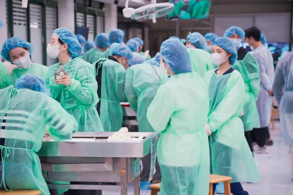 「台灣微整形美容醫學會」攜手臺北醫學大學 舉辦大體解剖研討會 台灣微整形美容醫學會正式引進大體老師,推動醫美解剖訓練課程。(圖/台灣微整形美容醫學會 提供)